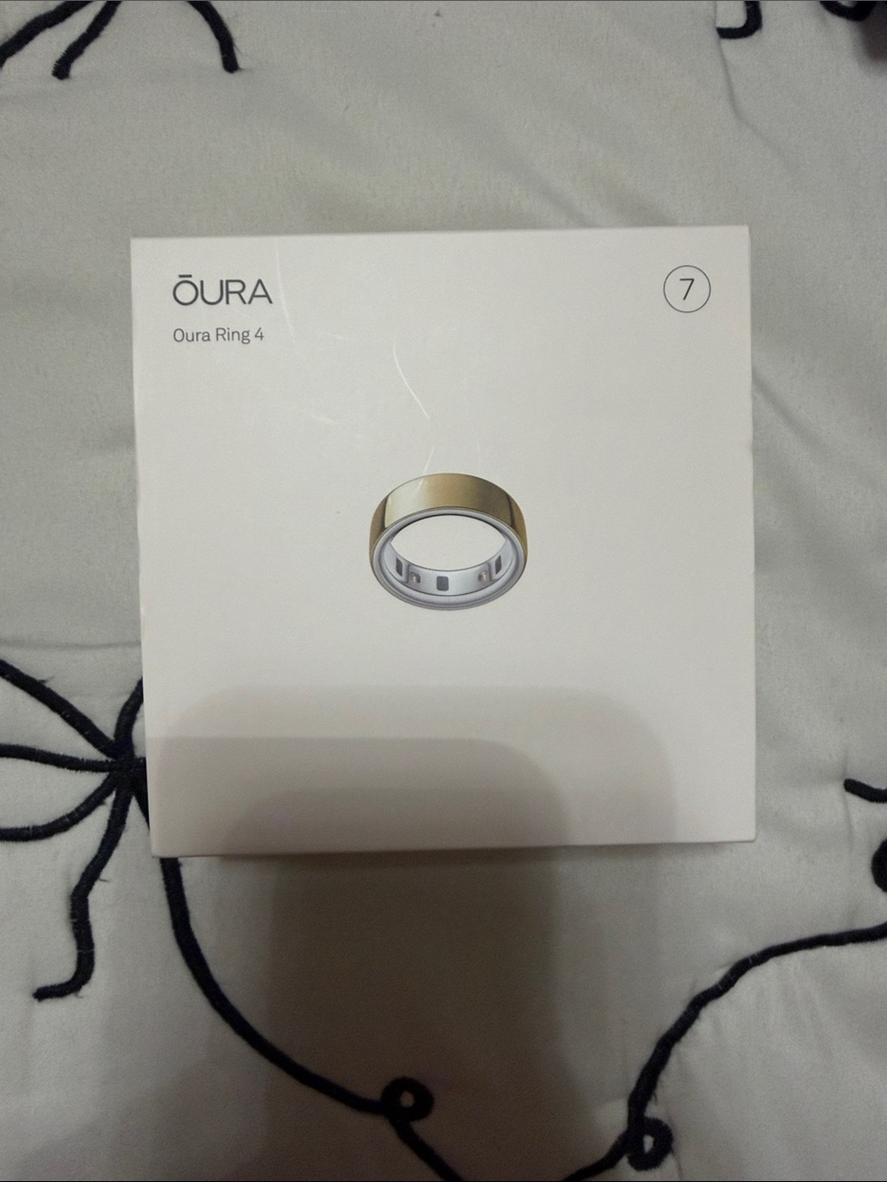 Oura Ring 4 - Gold and White Smart Ring with Charger